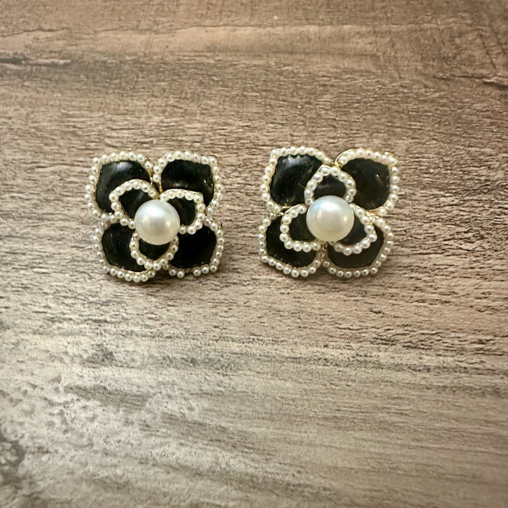 Cute flower earrings